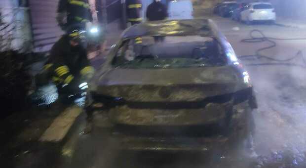 Taranto, incendiata l'auto dell'assessore. Inutile intervento dei vigili del fuoco
