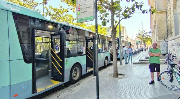 Trasporto pubblico e nuove linee, le prime lamentele: «Bus in ritardo, percorsi lunghi»