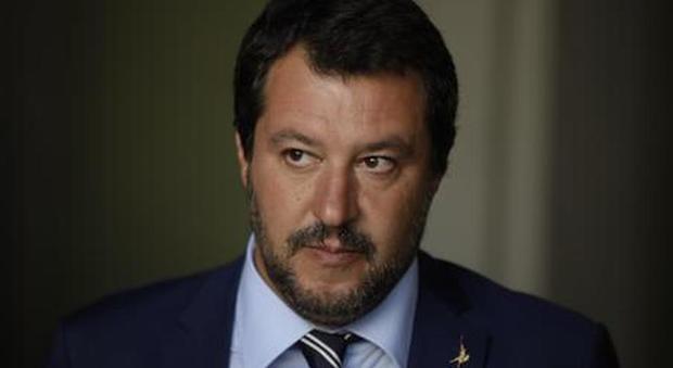 Salvini, per il pm è colpevole di squestro di persona: «Rischio 15 anni di carcere, è una vergogna»
