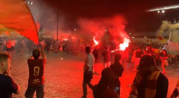 Roma campione di Conference League, la Capitale esplode: caroselli, fuochi d'artificio e festa in città