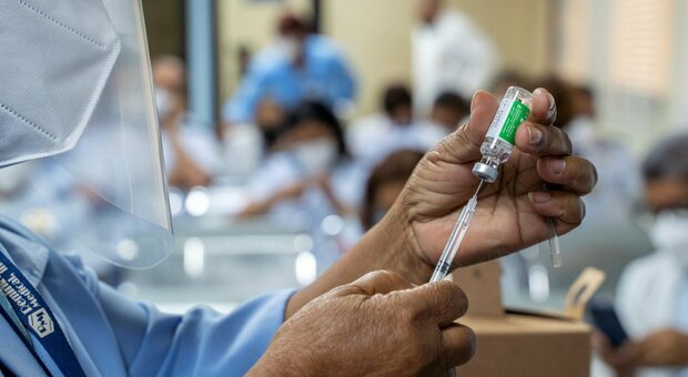 AstraZeneca, malori per il vaccino: gli ospedali interrompono le somministrazioni nel Nord Reno-Westfalia