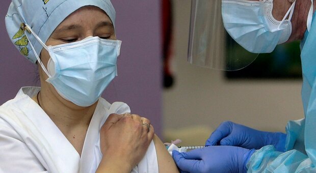 Infermiera positiva al Covid 24 ore dopo aver fatto il vaccino: in isolamento 70 persone