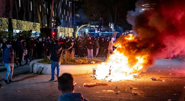 Rotterdam, due feriti negli scontri fra polizia e no-vax, auto incendiate, vetrine spaccate La polizia ha sparato