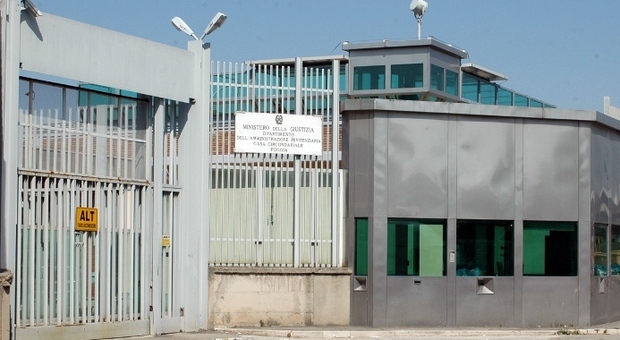 Droga nascosta tra capi di abbigliamento per un detenuto del carcere di Foggia. Arrestata un 27enne con l'accusa di spaccio