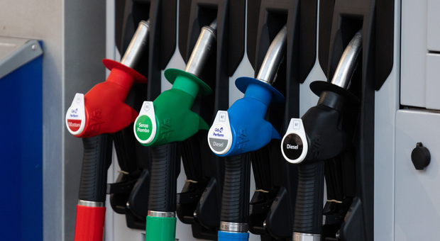 Benzina, i prezzi tornano a volare: superati i due euro al litro anche al self
