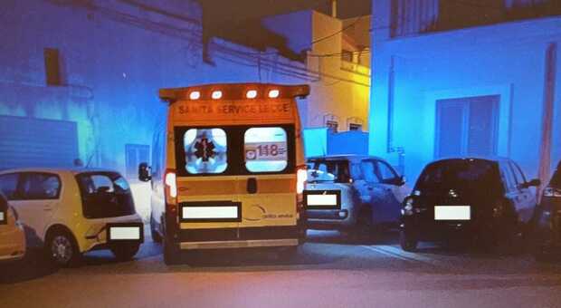 Salento, malore in casa ma l'ambulanza resta bloccata: le auto bloccano la strada