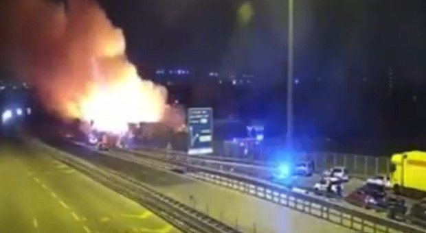 Napoli, incendio nel campo rom di Barra: riaperta l'autostrada per Salerno VIDEO
