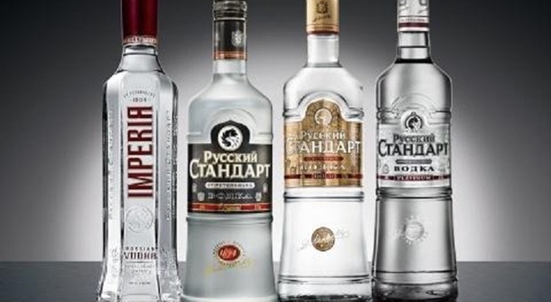 «Boicottare la vodka!», l'ultima idea anti-Russia: bottiglie bandite anche nei supermercati