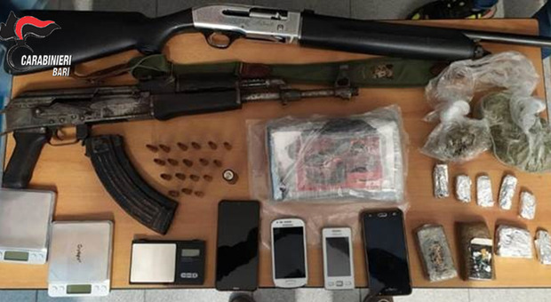 Armi e droga nascosti in casa della madre morta: arrestato 47enne a Modugno