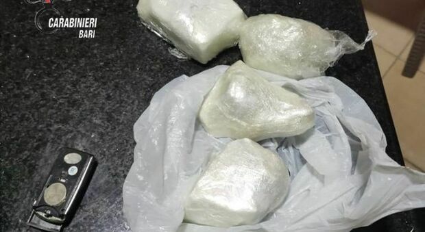 Spaccio di droga, trovata con mezzo chilo di cocaina in casa: arrestata 20enne