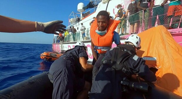 Migranti, bozza decreti sicurezza: niente multe milionarie a navi ong, nuovo sistema di accoglienza