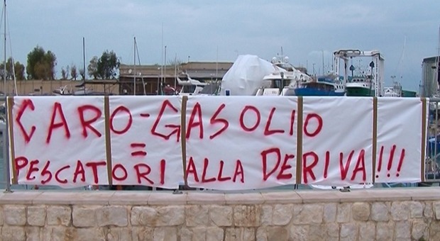 Caro gasolio, la protesta dei pescatori è itinerante: «Il governo non ci ascolta, noi non ci fermiamo»