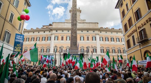 Fiducia, Fdi e Lega in piazza. Salvini: «Saluto ai poltronari». Spuntano anche saluti romani