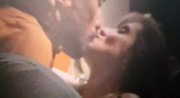 Dora giù dal balcone a Potenza, in una foto l'ultimo bacio prima di morire