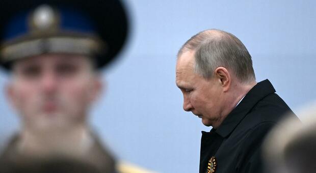 Putin malato, i tre segni che indicano la malattia: il respiro affannato durante il discorso alla postura