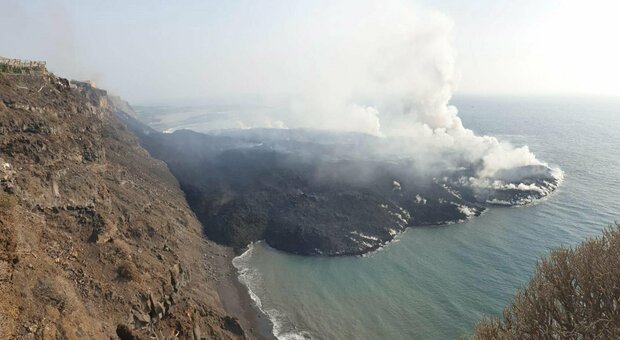 Vulcano Canarie: «Sotto il mare un deposito di magma, le isole scompariranno». La qualità dell'aria peggiora