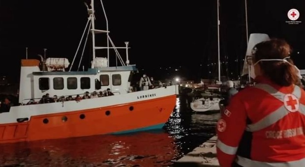 Salento, la Croce Rossa salva 220 migranti su un peschereccio: sbarcati a Leuca
