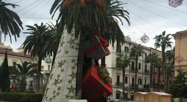Un albero di 30 metri e 3mila gift card per le famiglie: a Taranto può partire il Natale