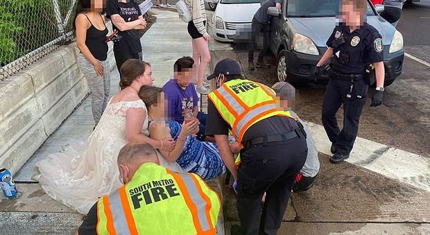 Infermiera in abito da sposa assiste a un incidente stradale e si ferma a soccorrere la vittima
