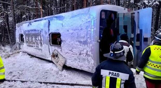 Alto Adige, scuolabus si ribalta sulla neve: 2 studenti feriti