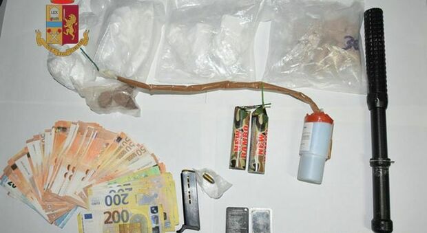 Cocaina, eroina, contanti e una bomba carta: due arresti a Lecce
