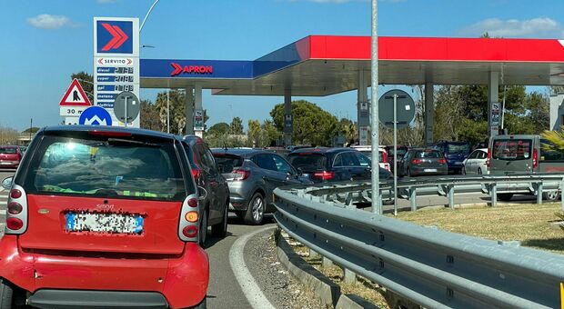 Benzina alle stelle, in Puglia oltre quota 2,3 euro per litro. Verso il taglio delle accise. Adoc: chiesti controlli ai distributori