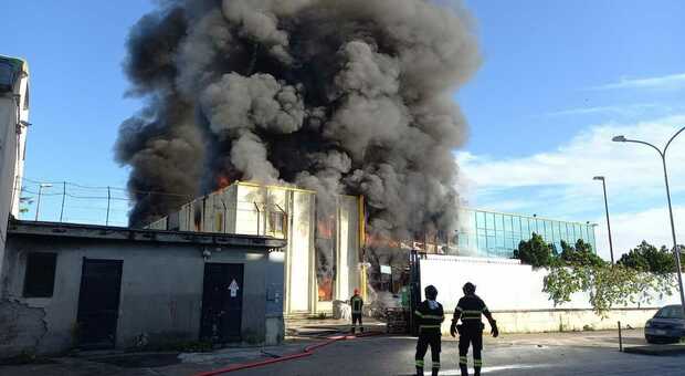 Incendio a Napoli in un deposito di casalinghi: la colonna di fumo visibile in tutta la città