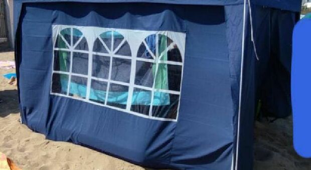 In spiaggia con una tenda enorme: maxi multa per una famiglia