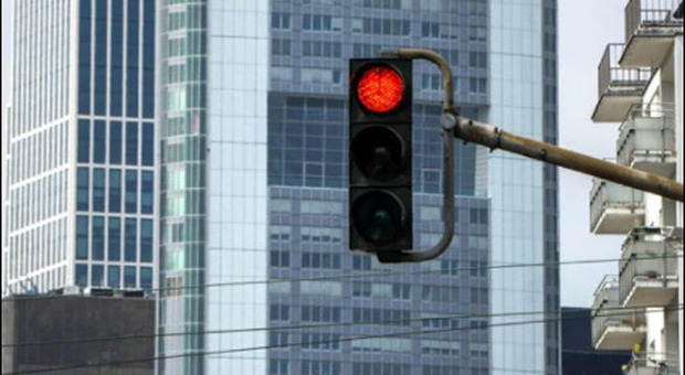 Covid in Cina, città lascia tutti i semafori rossi per costringere i cittadini a restare a casa