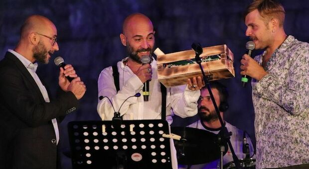 Porto Rubino, show a sorpresa a Polignano. Sangiorgi, Noemi e Tosca cantano sul mare di Polignano