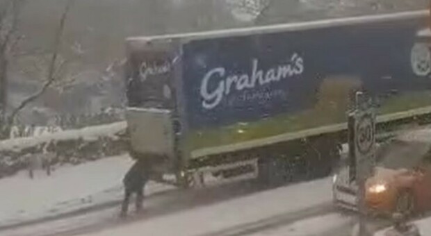 Spinge un camion in panne nella neve, la donna super ottiene una ricompensa speciale