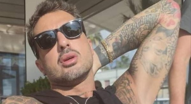 Fabrizio Corona, toccata e fuga nel Salento: corsa al selfie con il "re" del gossip. Lui ne approfitta per un bagno fuori stagione