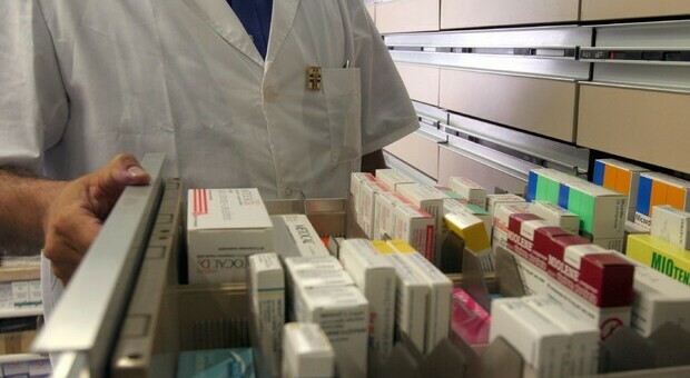 Il direttore non è vaccinato: la Asl chiude farmacia a Belluno. La titolare andava in piazza coi no Green pass