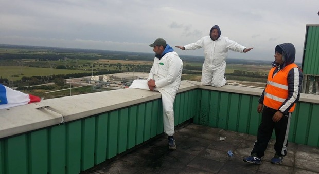 I lavoratori sul tetto della centrale Enel