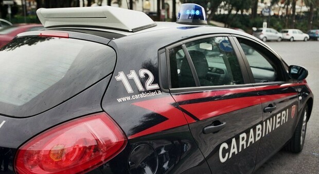 Modugno, summit in casa del pregiudicato con armi e droga. I carabinieri bussano alla porta e interrompono la riunione: 4 arresti