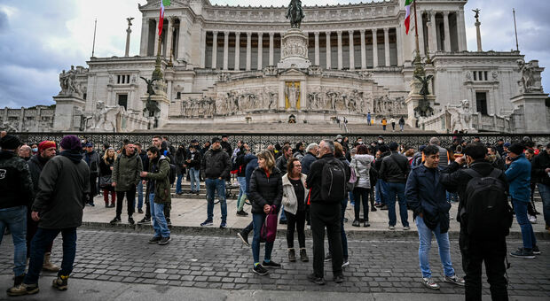 Roma, pochi manifestanti al raduno no vax. Appello alle forze dell'ordine: «Unitevi a noi»