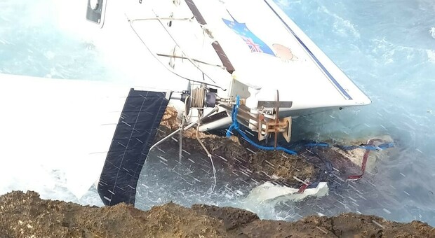 Salento, la barca a vela incagliata è stata sequestrata: corsa contro il tempo per il recupero