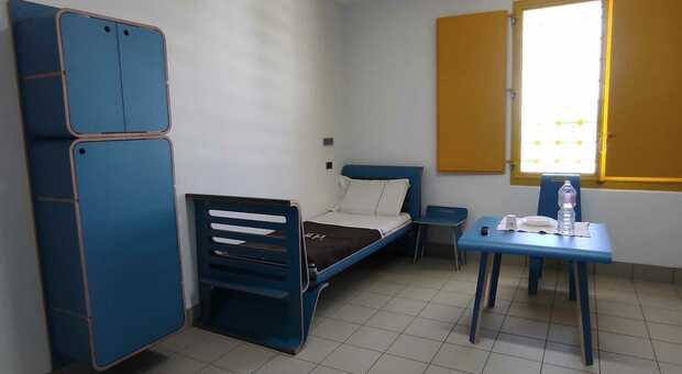 Sedie, tavoli e armadi a misura di carcere: i detenuti arredano le celle dei penitenziari