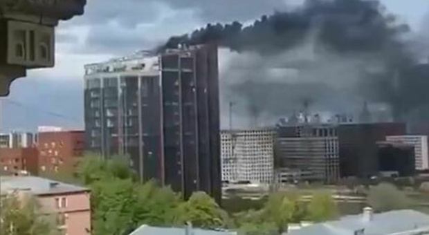 Mosca, in fiamme la Dm Tower: il business center di 18 piani in pieno centro va a fuoco