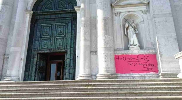 Venezia, sfregiata la basilica del Redentore. La condanna Zaia: « È ignoranza, gesto oltraggioso e incivile»