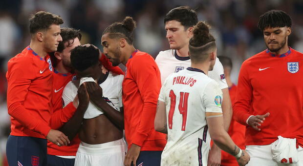 Inghilterra, insulti razzisti ai giocatori: individuati e arrestati quattro tifosi