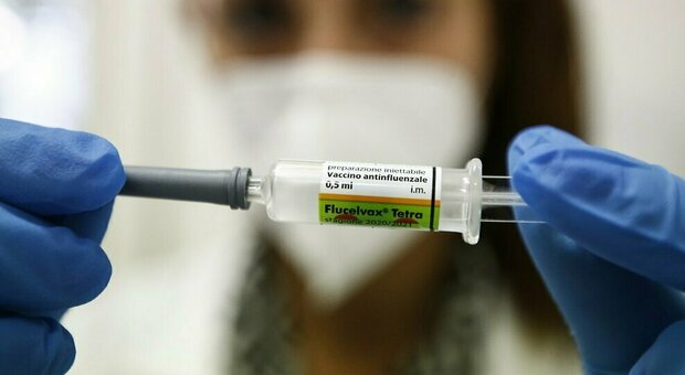 «Vaccini contro l'influenza distribuiti senza criterio»: la denuncia dell'Ordine dei medici. E c'è chi si ritrova con 35 dosi per 1.500 assistiti
