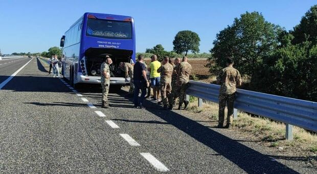Bus si blocca in autostrada, cinquanta militari restano a terra