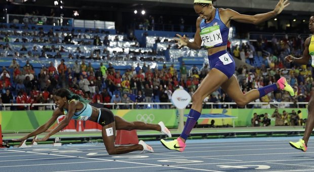 Rio 2016, Shaunae Miller si tuffa sul traguardo: medaglia d'oro e polemiche nei 400 metri femminili