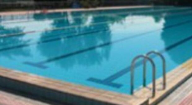 Si sente male alla festa in piscina per i 18 anni dell'amico: morto un ragazzo, tragedia a Roma