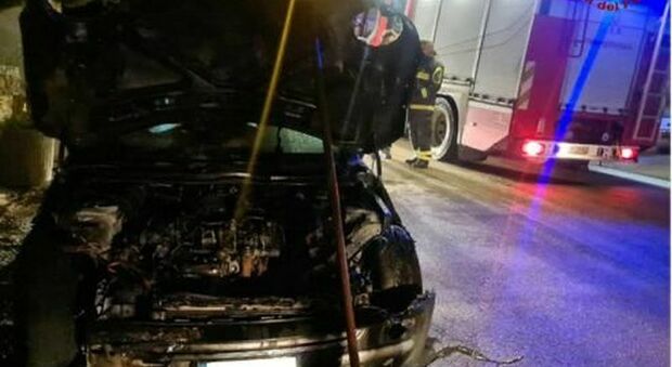 Salento, auto incendiata ad Alessano: Mini in fiamme salvata dai Vigili del Fuoco. Diavolina trovata nei pressi dell'auto