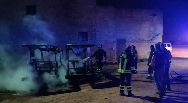 Incendio a Nardò, a fuoco i bus elettrici per il trasporto dei turisti nel Parco