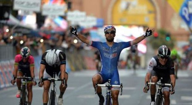 Giro d'Italia, il francese Bouhanni vince la 1a tappa pugliese Giovinazzo-Bari. Matthews conserva la maglia rosa