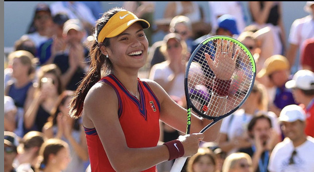 La star del tennis, Emma Raducanu, supportata da famiglia e amici è arrivata al successo grazie a valori fondanti e motivanti