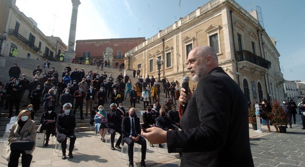 Trent'anni dall'esodo albanese/ Il premier Edi Rama a Brindisi: «La solidarietà della gente comune fece la differenza»